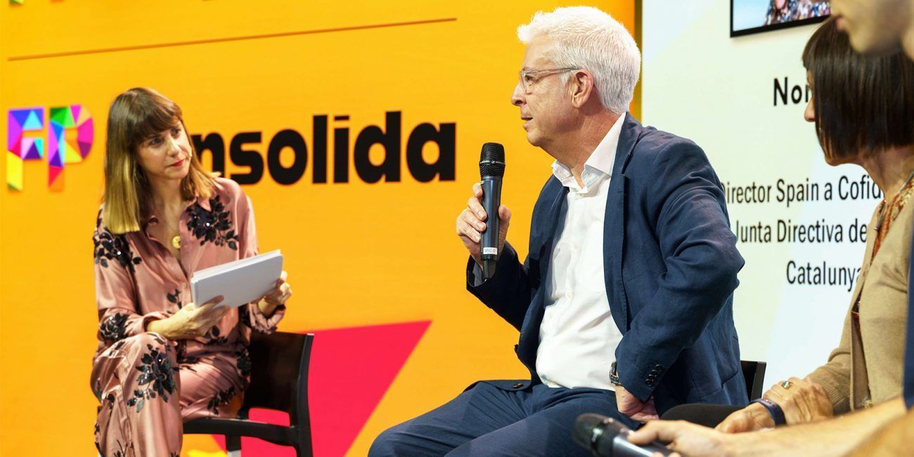 Detall de la cobertura fotogràfica d'un acte empresarial