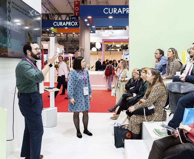 Fotografía profesional de feria congreso en Barcelona mostrando interacción entre asistentes